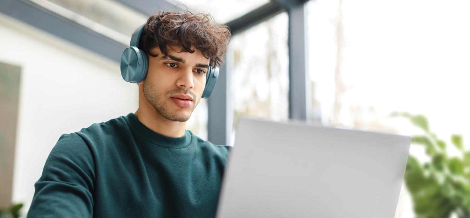 Profesionales trabajando en estrategias de diversificación empresarial